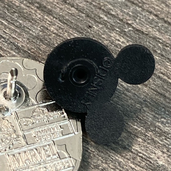 Disneys Marvel Spiderman Trading Pin - Picture 4 of 4